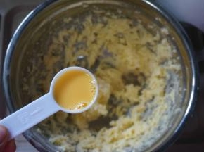 加入2大勺全蛋液（约30毫升），搅打至完全融合呈蓬松状态。