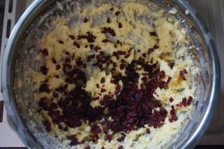 加入切碎了的蔓越莓干，拌均匀。