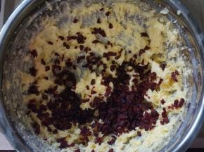 加入切碎了的蔓越莓干，拌均匀。