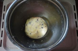 筛入低筋粉，带上手套，将其揉成团。