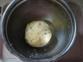 筛入低筋粉，带上手套，将其揉成团。