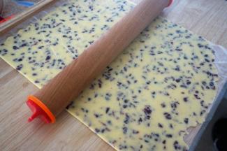 将面团装入大号保鲜袋，并擀成3毫米厚的面片，放入冰箱冷冻30分钟至硬。