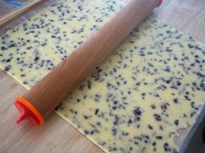 将面团装入大号保鲜袋，并擀成3毫米厚的面片，放入冰箱冷冻30分钟至硬。