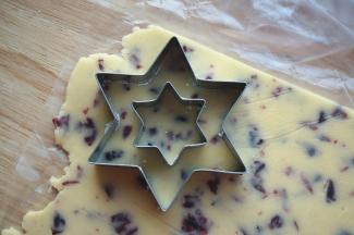 取出冻硬了的面片，用星型饼干模具印出空心饼干坯。