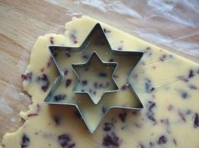 取出冻硬了的面片，用星型饼干模具印出空心饼干坯。