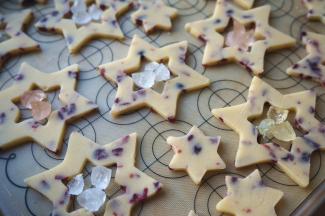 硬质果味水晶糖切碎，然后放入两三块水果硬糖。注意糖不要放太多，不然融化后容易溢出。