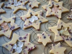 硬质果味水晶糖切碎，然后放入两三块水果硬糖。注意糖不要放太多，不然融化后容易溢出。