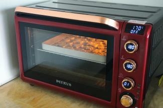 烤箱上下火180度预热，提示音响起后，将其放入中层烘烤，时间约18分钟。