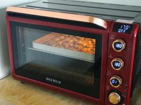 烤箱上下火180度预热，提示音响起后，将其放入中层烘烤，时间约18分钟。