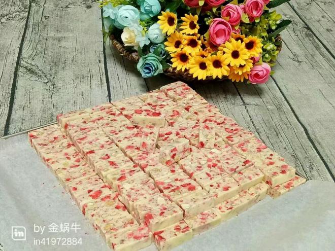 草莓杏仁牛轧糖