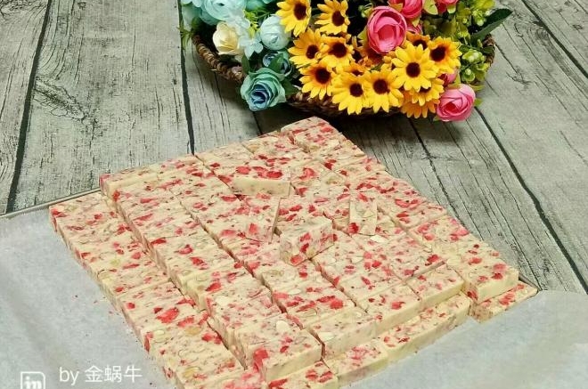 草莓杏仁牛轧糖