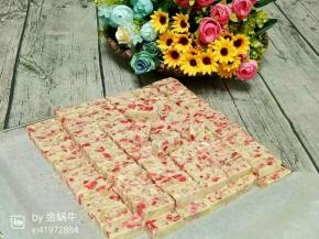 少吃糖哦！草莓味的牛轧糖太好吃了；