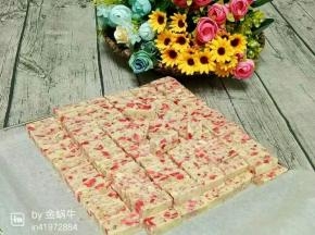 少吃糖哦！草莓味的牛轧糖太好吃了；