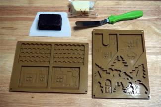 准备圣诞屋硅胶模，黑巧克力，刮板。