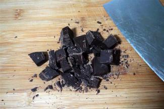 将巧克力砖切碎，切碎后更容易融化。