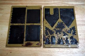 将完全融化了的巧克力倒入硅胶模具中，并用刮板刮平（手巧的亲也许不需要刮板，我手抖倒多了，所以要刮走多余的巧克力浆）。