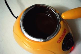 将巧克力碎块放入巧克力炉，用二档融化巧克力。