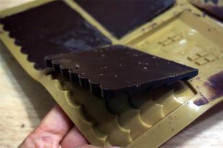 待巧克力凝固后，轻轻脱模。