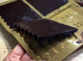 待巧克力凝固后，轻轻脱模。