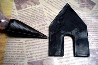 将多余的巧克力浆装入裱花袋，用于粘合房子。