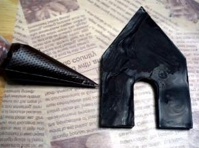 将多余的巧克力浆装入裱花袋，用于粘合房子。