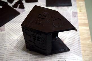 两面侧墙的另一个边缘涂上巧克力浆，然后将后墙放上去，注意各边要对准。