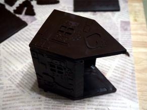 两面侧墙的另一个边缘涂上巧克力浆，然后将后墙放上去，注意各边要对准。