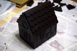 屋顶两边沿涂上巧克力浆，贴到主体房顶上，另一面屋顶同样操作。