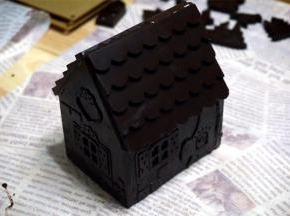 屋顶两边沿涂上巧克力浆，贴到主体房顶上，另一面屋顶同样操作。