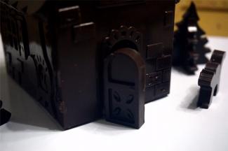 接着在小门的一边涂上巧克力浆，然后将门贴到正门墙上，如图。