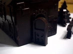 接着在小门的一边涂上巧克力浆，然后将门贴到正门墙上，如图。