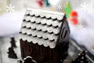 最后将房子和小配件摆放好，筛上装饰糖粉，营造下雪的感觉，完成。