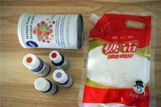 准备材料：糖粉、蛋白粉、食用色素、温开水、凉开水。