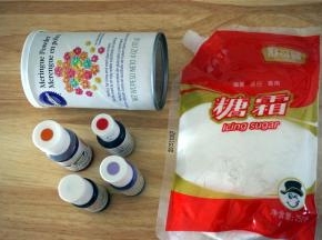 准备材料：糖粉、蛋白粉、食用色素、温开水、凉开水。