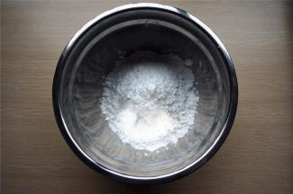 将蛋白粉，糖粉放入打蛋盆中。