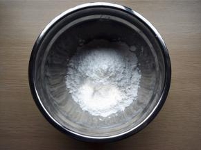 将蛋白粉，糖粉放入打蛋盆中。