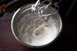 加入30克的温开水，先拌一下，然后用电动打蛋器打硬，呈不流动的状态。打好的糖霜适合用来画线。