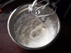 加入30克的温开水，先拌一下，然后用电动打蛋器打硬，呈不流动的状态。打好的糖霜适合用来画线。