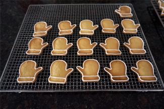 描画出手套的轮廓，如图。