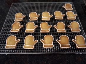 描画出手套的轮廓，如图。