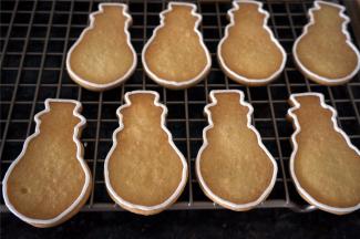 描画出雪人的轮廓，如图。