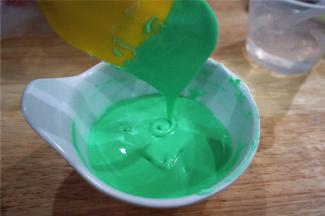 取两大勺浓稠糖霜，加入几滴绿色素，然后分次少量加入凉开水，调成可以流动的糖霜，糖霜的状态为滴落的纹路能在几秒钟后消失即可。