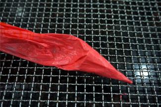 同理，用白色的浓糖霜加入几滴红色素，少量的凉开水调成红色稀糖霜。