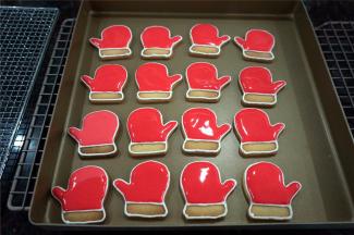 给手套饼干填入主体色，如图。