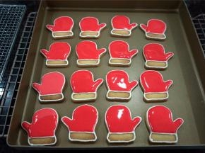 给手套饼干填入主体色，如图。