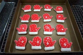 半个小时后，用画线的白色糖霜给手套绘上图案，可以画小圆点，可以画花等。