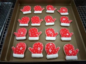 半个小时后，用画线的白色糖霜给手套绘上图案，可以画小圆点，可以画花等。