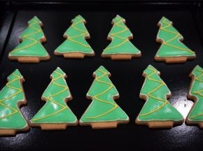 取少许白色的浓糖霜，加入几滴黄色素，调成黄色浓糖霜，在圣诞树身上画上Z形。