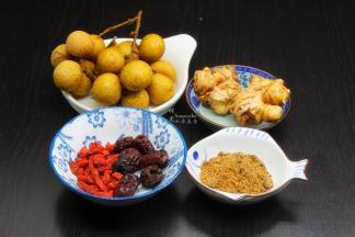 准备食材：龙眼、枸杞、生姜、红糖、红枣扥食材；