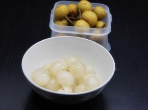 龙眼去壳去核，洗净，沥干水